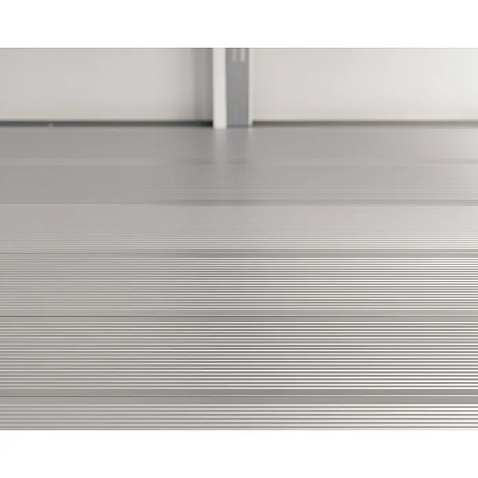 EcoStar Gerätehaus-Fußboden - Passend für: EcoStar Gerätehaus Euroline ESD5/ EFD5/ PD5 - Nahaufnahme von silberfarbenen Bodenplatten mit feinen Rillen, die ein modernes, industrielles Design erzeugen und Reflexionen aufweisen.