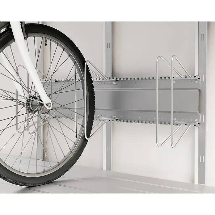 EcoStar Fahrradhalter - B x L: 95 x 21 cm, Passend für: EcoStar Gerätehaus Euroline Trend - Nahaufnahme eines Fahrradständers mit einem Fahrradreifen. Der Fahrradständer ist silbern und an einer Wand befestigt.