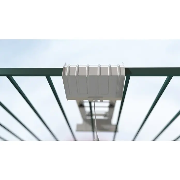 Midea Universalhalterung PortaSplit für Dachfenster & französischer Balkon - 45,8 cm - Nahaufnahme eines weißen, rechteckigen Geräts, das an einem grünen Metallrahmen befestigt ist, mit einem Kabel, das herunterhängt.
