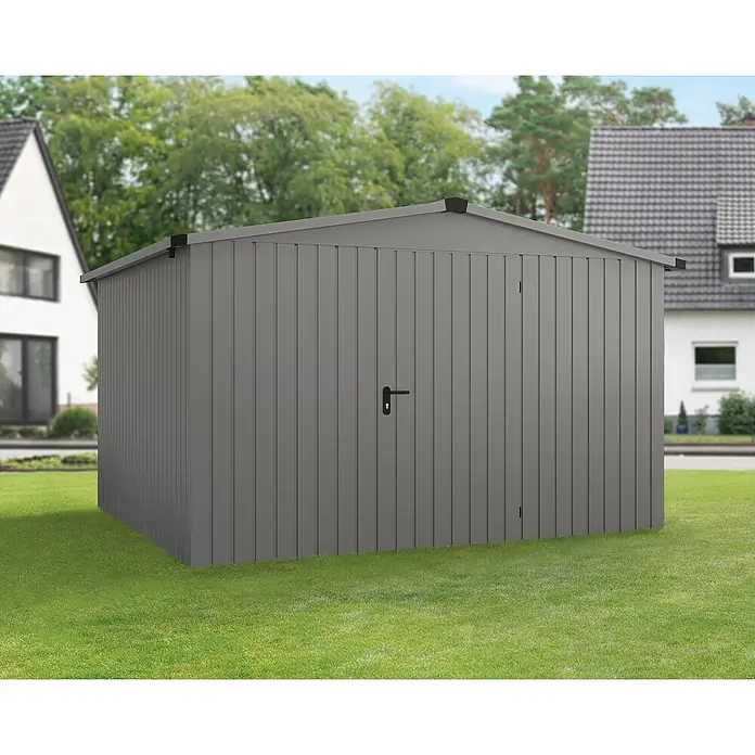 EcoStar Gerätehaus Euroline Trend ESD14 - Außenbreite inkl. Dachüberstand: 333 cm, Außentiefe inkl. Dachüberstand: 325 cm, Stahl, Graualuminium, Einzeltür - Bild eines grauen Metall-Gartenschuppens mit Doppeltür und Griff, umgeben von Rasen und Häusern, ideal für die Gartenaufbewahrung.