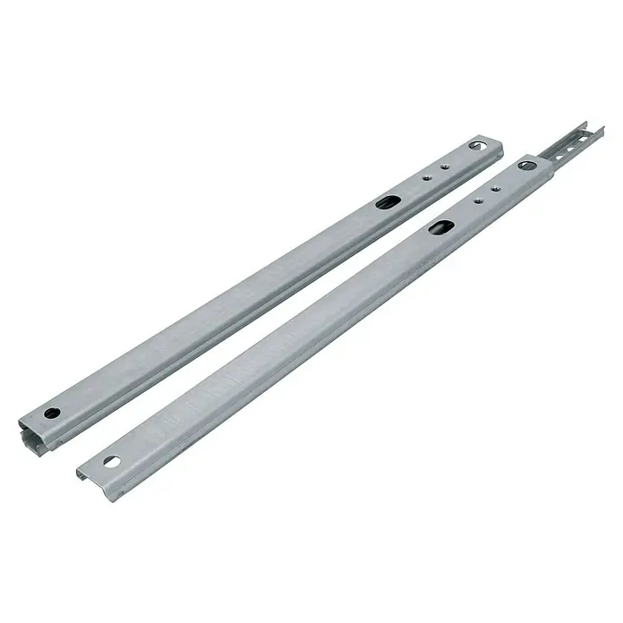Suki Schubladenführung - Länge Schubkasten: 250 mm - 420 mm, Traglast: 7,5 kg, Teilauszug, Nutmontage am Schubkasten, Verzinkt - Detailaufnahme von zwei übereinander liegenden, silbernen Schwerlastauszugsschienen, die sich ideal für Schubladen oder Regale eignen.
