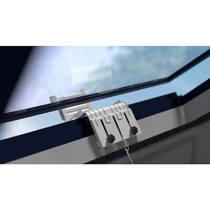 Midea Universalhalterung PortaSplit für Dachfenster & französischer Balkon - 45,8 cm - Nahaufnahme eines Dachfensters mit einer weißen Fensterhalterung. Das Fenster ist leicht geöffnet und gibt den Blick auf den Himmel frei.