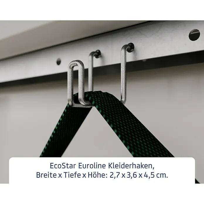 EcoStar Kleiderhaken - B x H: 3,6 x 5 cm - Zwei silberne EcoStar Euroline Kleiderhaken an einer Schiene, ein grüner Gurt hängt an einem Haken.