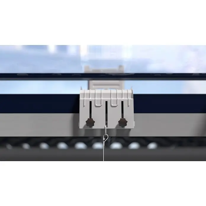 Midea Universalhalterung PortaSplit für Dachfenster & französischer Balkon - 45,8 cm - Nahaufnahme einer weißen Jalousieaufhängung mit schwarzen Rändelschrauben und einem silbernen Haken unter einem blauen und weißen Himmel.