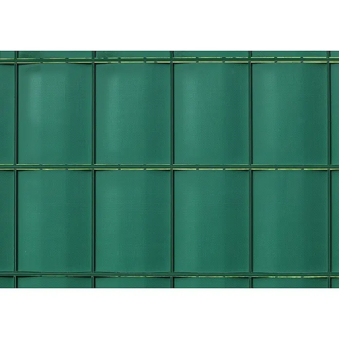Floraworld Sichtschutzstreifen - L x H: 20,5 m x 19 cm, Dunkelgrün - Nahaufnahme eines grünen Sichtschutzzauns mit vertikalen und horizontalen Paneelen, die Privatsphäre und Sicherheit bieten.