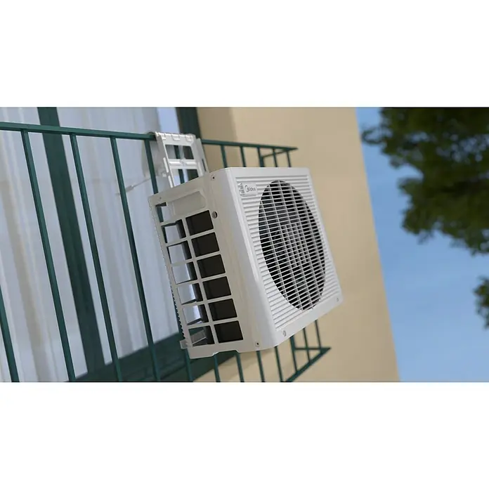 Midea Universalhalterung PortaSplit für Dachfenster & französischer Balkon - 45,8 cm - Nahaufnahme einer weißen Midea Klimaanlage, die an einem grünen Geländer mit hellem Gebäudehintergrund montiert ist.