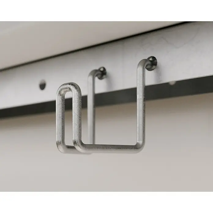 EcoStar Kleiderhaken - B x H: 3,6 x 5 cm - Nahaufnahme eines Metallhalterungsbügels, der an einer weißen Oberfläche befestigt ist und ein industrielles Aussehen hat.