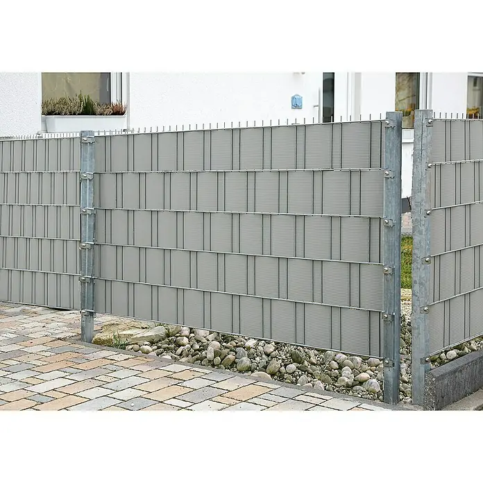 Floraworld Sichtschutzstreifen I - L x H: 205 x 19 cm, Silbergrau - Nahaufnahme eines modernen grauen Sichtschutzzauns mit Metallpfosten, der Privatsphäre und Sicherheit bietet.