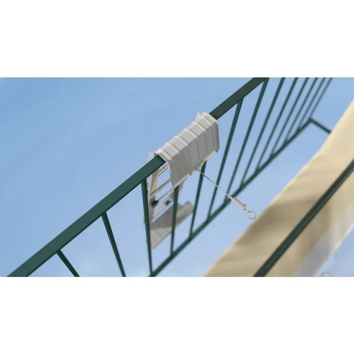 Midea Universalhalterung PortaSplit für Dachfenster & französischer Balkon - 45,8 cm - Blick auf eine grüne Geländerkonstruktion, an der eine weiße Halterung befestigt ist, die eine Leinwand stabilisiert.