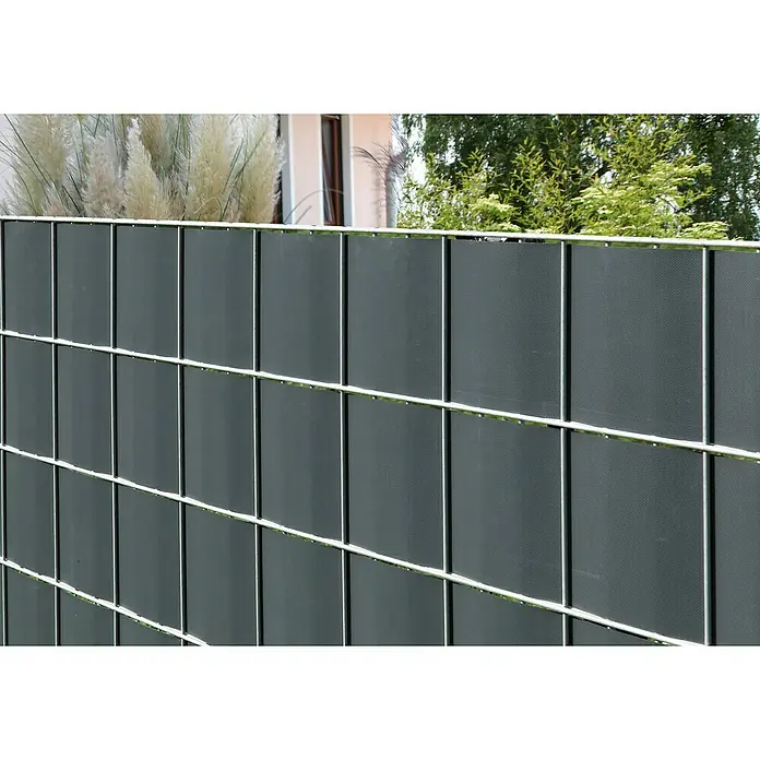 Floraworld Sichtschutzstreifen - L x H: 20,5 m x 19 cm, Anthrazit - Dunkelgrauer Sichtschutzzaun mit vertikalen Sichtschutzstreifen im Metallgitter, draußen installiert.