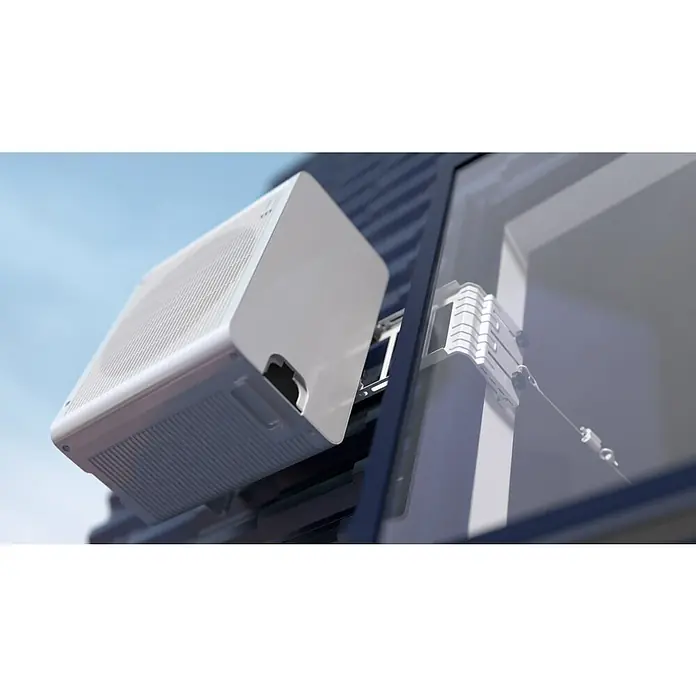 Midea Universalhalterung PortaSplit für Dachfenster & französischer Balkon - 45,8 cm - Das Bild zeigt eine Nahaufnahme einer modernen, weißen Fensterklimaanlage, die an einem Fensterrahmen befestigt ist und ein sauberes, minimalistisches Design aufweist.