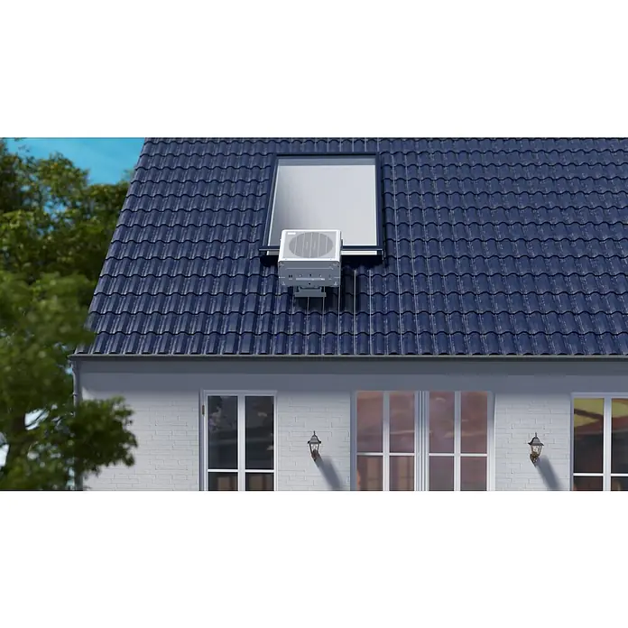 Midea Universalhalterung PortaSplit für Dachfenster & französischer Balkon - 45,8 cm - Das Bild zeigt eine Dachfenster-Klimaanlage auf einem Hausdach. Die Anlage ist gut sichtbar und scheint neu zu sein.