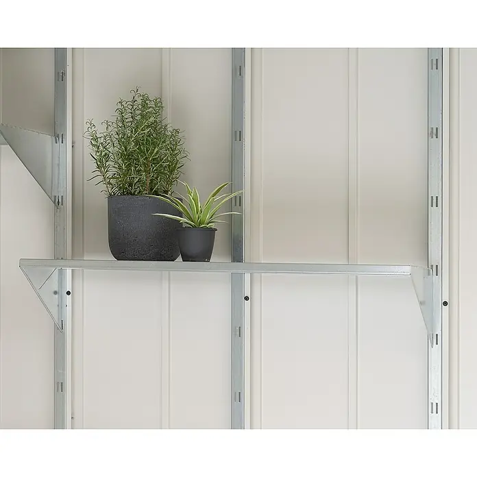 EcoStar Regalboden 960 - Breite: 147 cm, Passend für: EcoStar Gerätehaus Euroline Trend - Regalsystem mit zwei Pflanzen auf einem Regalbrett, das an einer weißen Wand befestigt ist. Das Regalsystem ist aus Metall gefertigt.