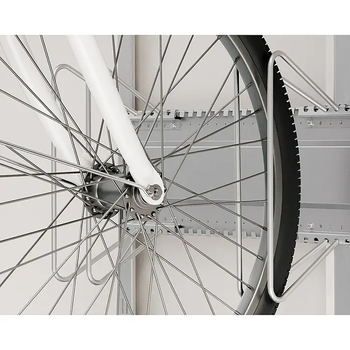 EcoStar Fahrradhalter - B x L: 48 x 21 cm, Passend für: EcoStar Gerätehaus Euroline Trend - Nahaufnahme eines Fahrradträgers, der an einer Wand montiert ist und ein Fahrrad hält. Die Details der Speichen und Reifen sind gut sichtbar.
