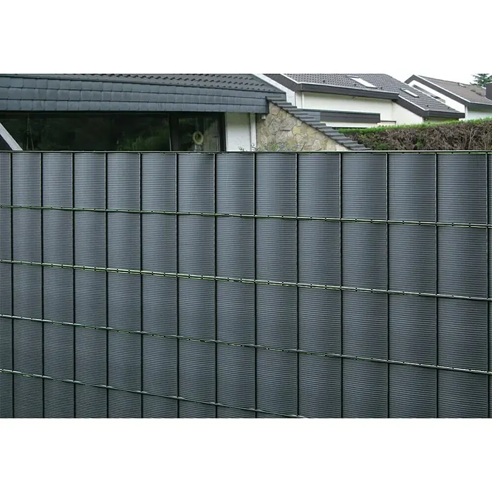 Floraworld Sichtschutzstreifen - L x H: 201,5 x 19 cm, Anthrazit - Sichtschutzzaun mit horizontalen Linien und grünen Halterungen vor einem Wohnhaus. Bietet Privatsphäre und Schutz vor neugierigen Blicken.