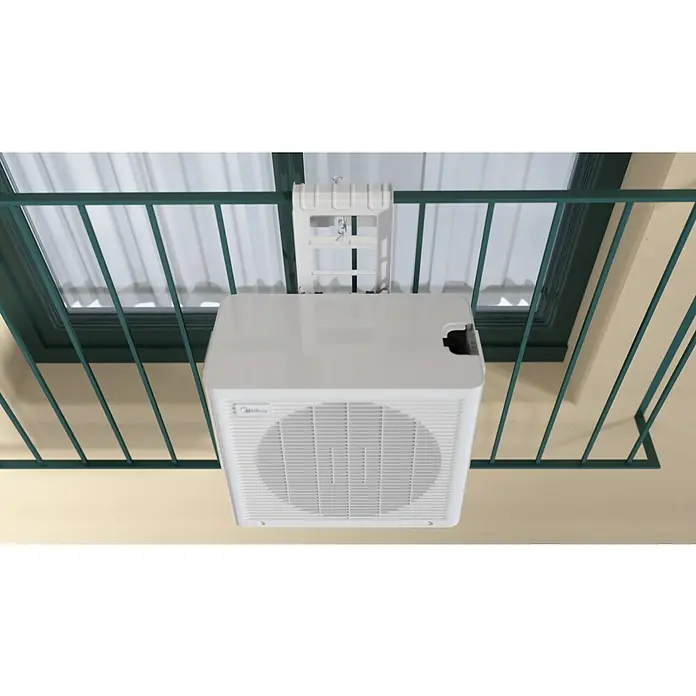 Midea Universalhalterung PortaSplit für Dachfenster & französischer Balkon - 45,8 cm - Nahaufnahme einer Midea Klimaanlage, die an einer Fensterhalterung mit einem grünen Geländer befestigt ist, mit weißen Vorhängen im Hintergrund.
