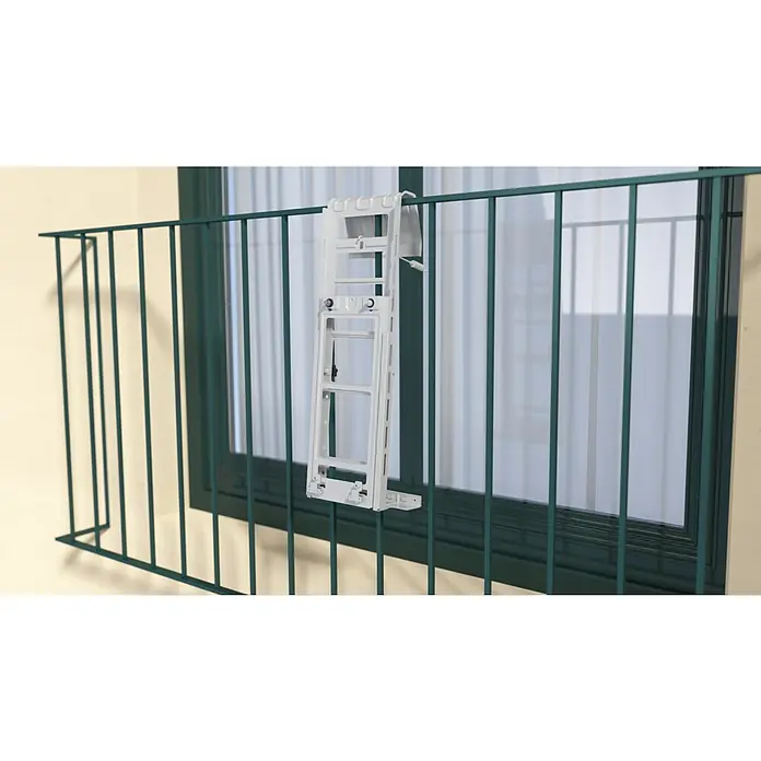 Midea Universalhalterung PortaSplit für Dachfenster & französischer Balkon - 45,8 cm - Nahaufnahme einer Fensterklimaanlagenhalterung aus Metall, die an einem grünen Balkongeländer befestigt ist und Stabilität für das Gerät bietet.