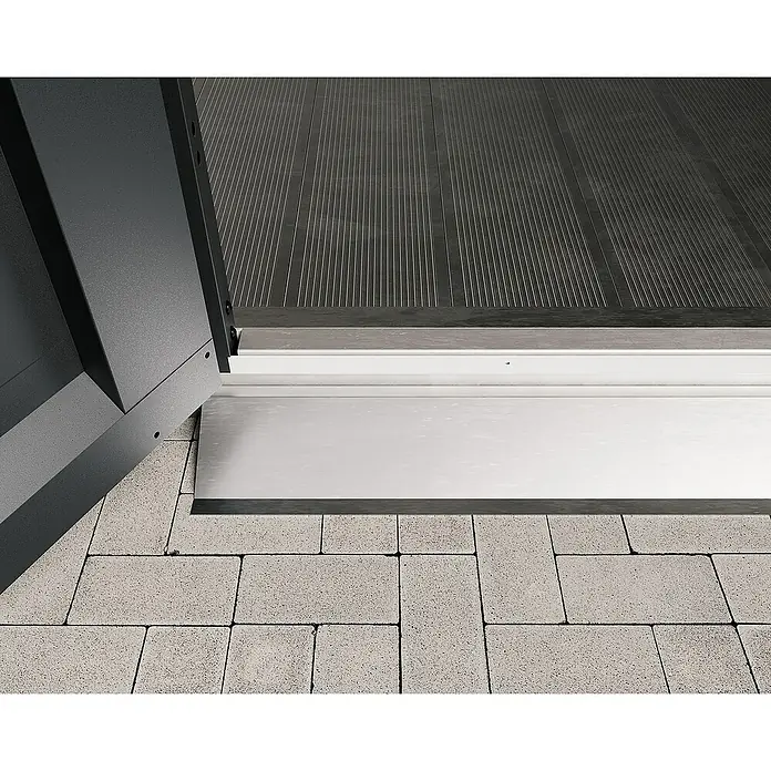 EcoStar Rampe - Passend für: EcoStar Gerätehäuser mit Doppeltür - Detailaufnahme einer modernen Türschwelle mit robustem Bodenbelag.