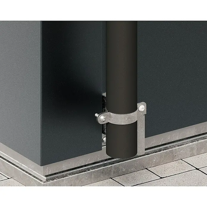 EcoStar Schlauch-Set - Länge: 4 cm - Nahaufnahme einer Regenrinne aus Metall, befestigt an einer dunklen Wand mit einer Metallschelle, die robuste Bauweise hervorhebt.