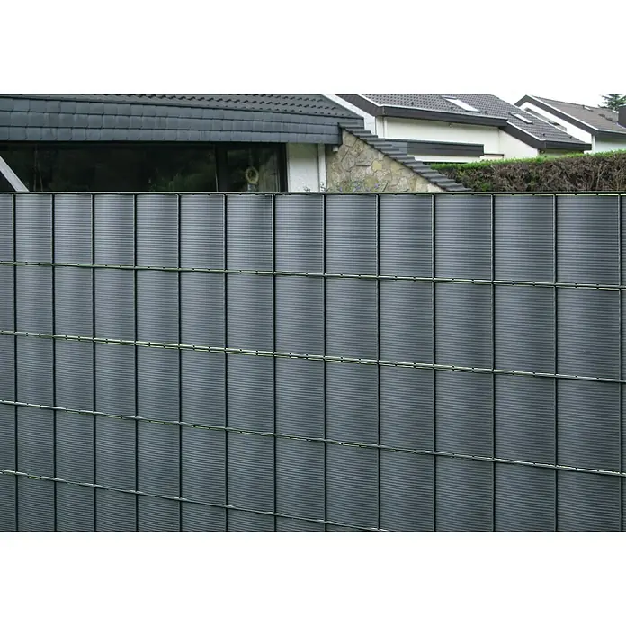 Floraworld Sichtschutz - 2,02 x 0,24 m, Anthrazit - Nahaufnahme eines grauen Sichtschutzzauns aus Kunststofflamellen, ideal für Garten und Terrasse. Robust und wetterbeständig.