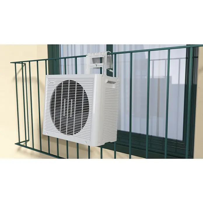 Midea Universalhalterung PortaSplit für Dachfenster & französischer Balkon - 45,8 cm - Weiße Midea Klimaanlage ist auf einem Balkon mit grünem Geländer montiert, was eine effiziente Kühlungslösung für Wohnräume darstellt.