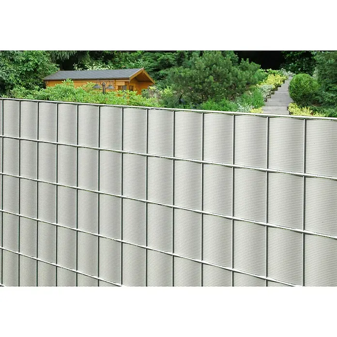 Floraworld Sichtschutzstreifen - L x H: 201,5 x 19 cm, Silbergrau - Nahaufnahme eines modernen Doppelstabmattenzauns mit blickdichten Streifen, der Privatsphäre und Sicherheit bietet.