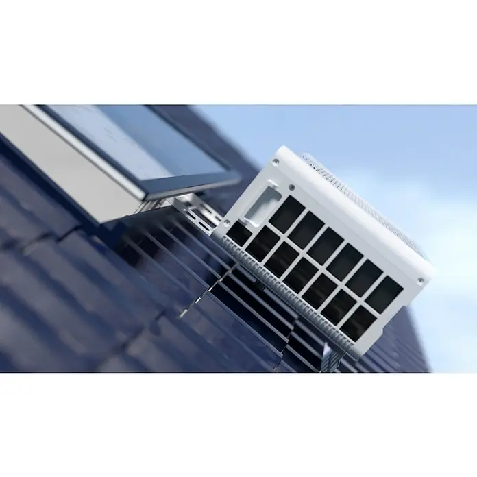 Midea Universalhalterung PortaSplit für Dachfenster & französischer Balkon - 45,8 cm - Das Bild zeigt eine Dachfensterlüftung, die auf einem Dach montiert ist. Die Lüftung ist weiß und hat ein Gitterdesign.