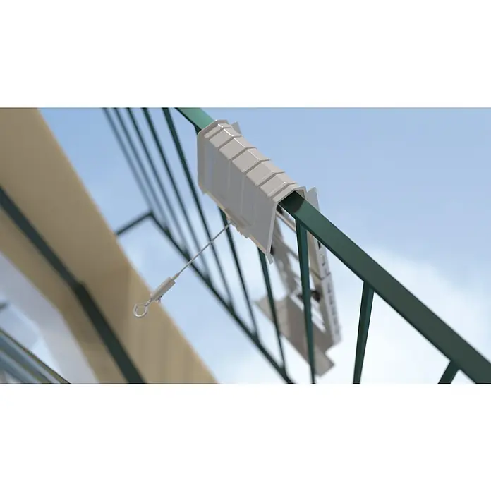 Midea Universalhalterung PortaSplit für Dachfenster & französischer Balkon - 45,8 cm - Nahaufnahme eines grünen Drahtes mit einer weißen Halterung und einem daran befestigten Seilzugsystem, vor einem unscharfen Hintergrund.