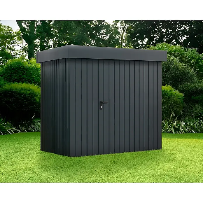 EcoStar Gerätehaus Euroline Trend EFD4 - Außenbreite inkl. Dachüberstand: 237 cm, Außentiefe inkl. Dachüberstand: 181 cm, Stahl, Anthrazitgrau, Einzeltür - Bild eines modernen, schwarzen Gartenschuppens mit vertikalen Linien und einem Flachdach, der in einem grünen Garten steht.