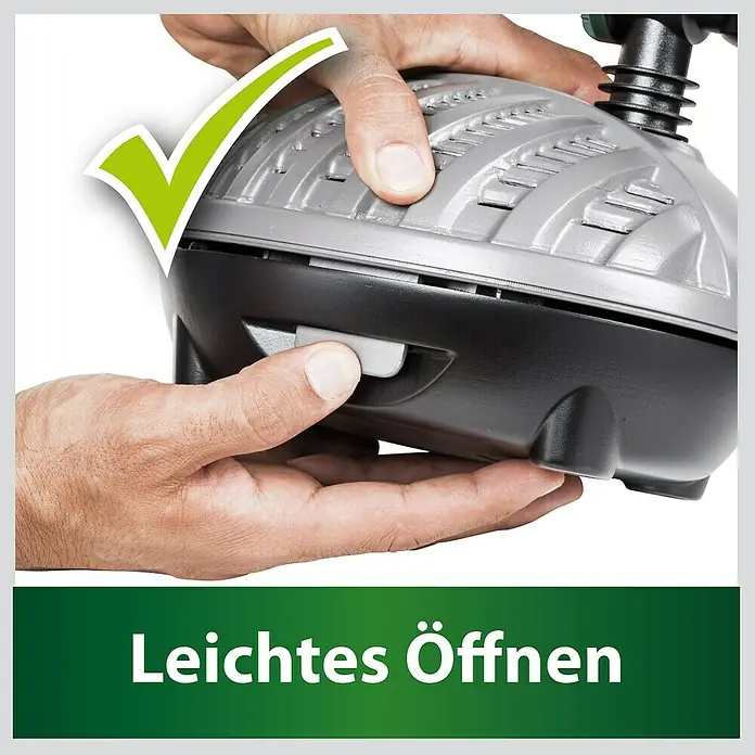 Heissner Teichpumpen-Set Aqua Jet Eco - 9 -tlg., Fördermenge pro Std.: 2.500 l - Eine Hand drückt einen grauen Knopf an einem grau-schwarzen Gerät, was die einfache Öffnung zeigt.