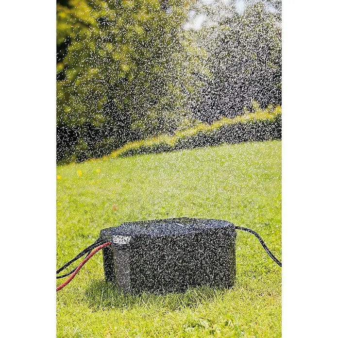 Heissner Garten-Aufbewahrungsbox - L x B x H: 40 x 30 x 21 cm, Kunststoff - Wasserdichtes schwarzes Außengehäuse auf Gras, besprüht. Kabel angeschlossen.