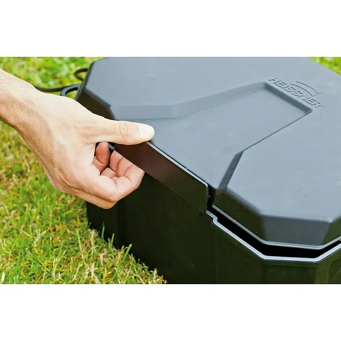 Heissner Garten-Aufbewahrungsbox - L x B x H: 40 x 30 x 21 cm, Kunststoff - Hand öffnet den schwarzen Kunststoffdeckel einer Heissner Outdoor-Box.