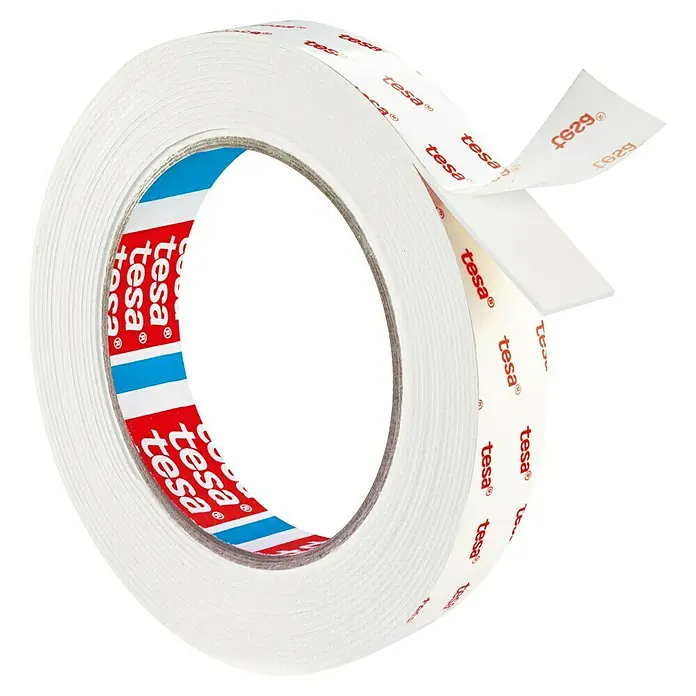 Tesa Powerbond Montageband für Tapete und Putz - L x B: 5 m x 19 mm - Weiße Rolle tesa doppelseitiges Klebeband, ein Teil der Schutzfolie ist abgezogen.