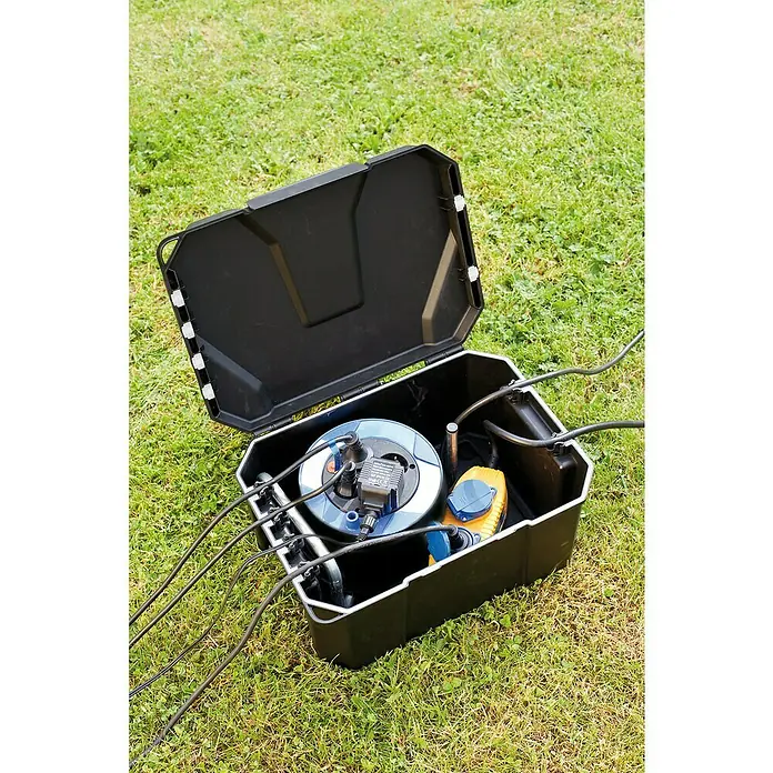 Heissner Garten-Aufbewahrungsbox - L x B x H: 40 x 30 x 21 cm, Kunststoff - Offene schwarze wetterfeste Outdoor-Strombox, die eine Steckdosenleiste und Kabel für die Stromverteilung im Freien schützt.
