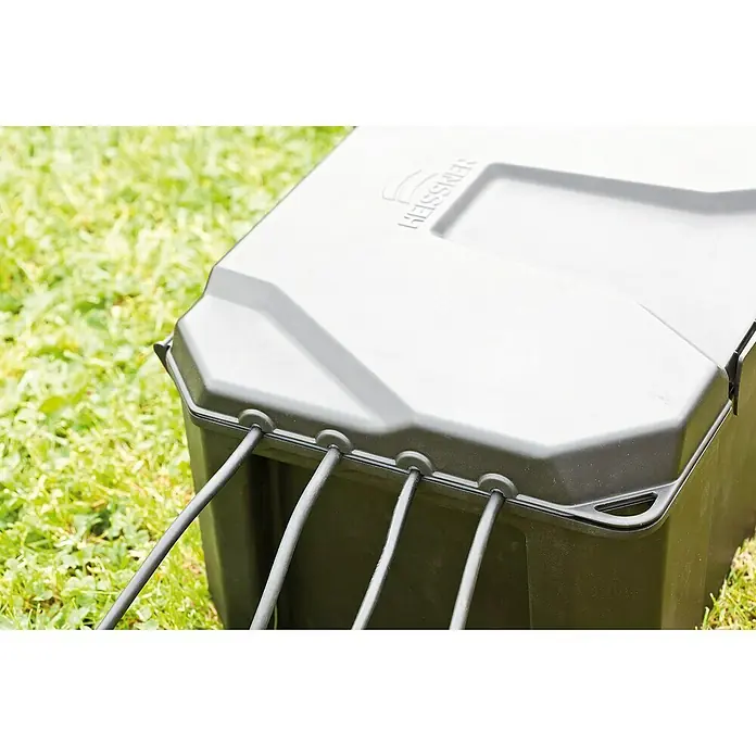 Heissner Garten-Aufbewahrungsbox - L x B x H: 40 x 30 x 21 cm, Kunststoff - Dunkelgraue Kunststoff-Outdoor-Box mit mehreren Kabeln/Schläuchen, die sauber durch seitliche Öffnungen geführt sind. Mit HEISSNER-Logo.