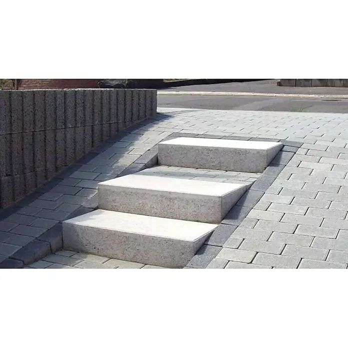 EHL Blockstufe - Grau, 75 x 35 x 15 cm, Beton - Außentreppe aus Beton mit drei Stufen, eingebettet in ein Pflastersteindesign, das einen sauberen und modernen Look erzeugt.