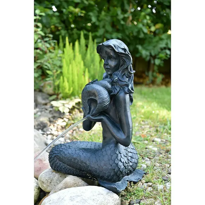 Heissner Wasserspeier - L x B x H: 260 x 390 x 540 mm - Dunkler Meerjungfrauen-Gartenbrunnen, der Wasser aus einer Muschel gießt, mit schuppiger Schwanztextur.