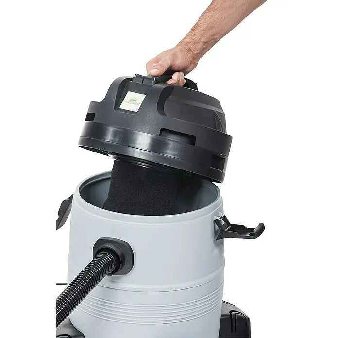Heissner Teichschlammsauger F635N-00 Basic - 1.250 W - 1.400 W, Fördermenge pro Std.: 3.000 l - Eine Hand hebt den schwarzen Deckel eines grauen Nass-/Trockensaugers, der einen schwarzen Schaumfilter enthüllt.