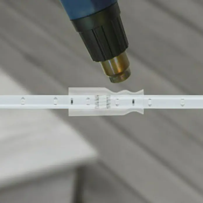 Paulmann Schrumpfschlauch YourLED Water-Protection - Länge: 15 cm, Transparent - Ein Hitzepistole wird verwendet, um eine LED-Leiste mit einem Verbinder zu verbinden, was eine sichere und dauerhafte Verbindung gewährleistet.