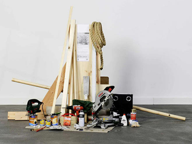 Werkzeug und Material vom DIY Piratenschiff am Boden aufgestellt 