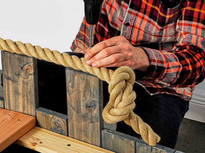 Ein dickes Seil, Ende verknotet, liegt am Rand vom DIY Piratenschiff auf 