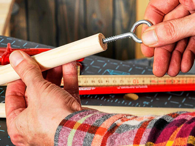 Nun wird eine Ringschraube an ein Ende eines Rundstabes geschraubt