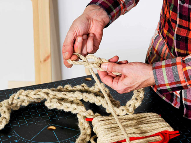 Seil wird verknotet, damit eine Ankerkette ensteht