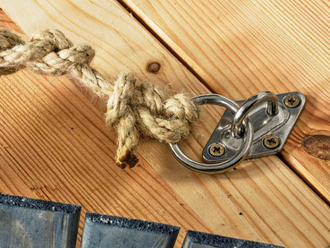 An einem Ring wurde die Ankerkette mit einem Knoten befestigt