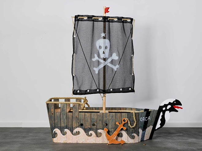 Das fertige DIY Piratenschiff mit ausgefahrener Flagge