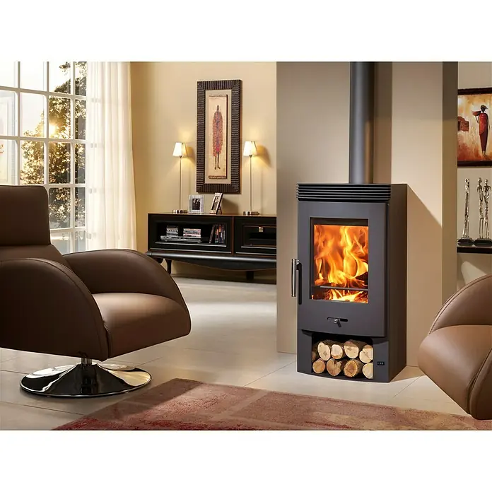 Panadero Estufa de leña Bergen - 7,5 kW, Volumen de calefacción: 230 m³, Gris fundido - Elegante sala de estar con una estufa de leña que crea un ambiente cálido e invita a relajarse.