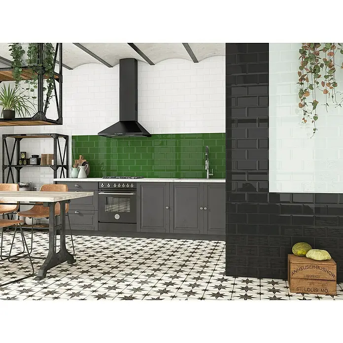 Revestimiento de pared Bisel - 10 x 20 cm, Negro, Brillante - Escena de cocina centrada en la campana extractora negra sobre la cocina, rodeada de azulejos verdes y blancos.