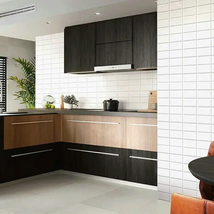 Revestimiento de pared Bisel - 10 x 20 cm, Blanco, Brillante - Vista de la cocina con modernos gabinetes bajos bicolor, gabinetes superiores oscuros y azulejos backsplash blancos, destacando el diseño elegante.