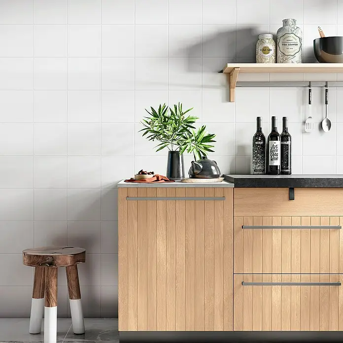 Revestimiento de pared Blanco mate - 20 x 20 cm, Blanco, Mate - Un espacio de cocina moderno con frentes de armarios de madera que realzan el diseño natural. Perfecto para los amantes del estilo minimalista.