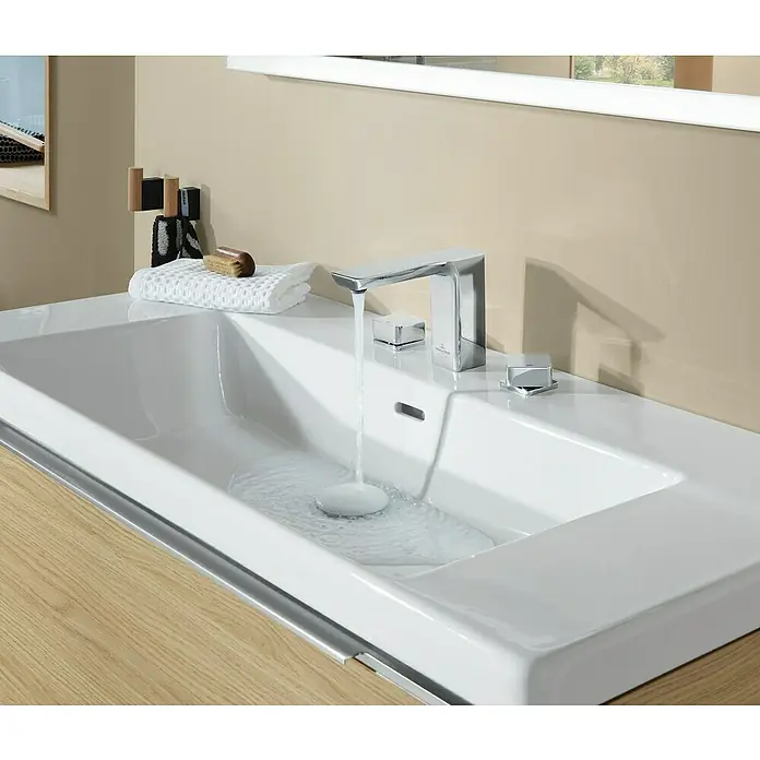 Villeroy & Boch Subway 3.0 Waschbeckenunterschrank - Nordik Oak, Anzahl Schubladen: 1 Stk., Farbe Griff: Aluminium glänzend, B x T x H: 97,3 x 47,8 x 42,9 cm, Ohne Beleuchtung - Weißes, rechteckiges Keramik-Waschbecken mit modernem Chromhahn und separaten Bedienelementen, in eine helle Holzplatte integriert, Wasser läuft.